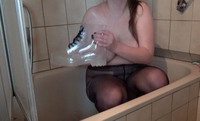 Viktoria Goo Porno Video: Teil III: Die Wellness-pi**edusche - Vollgepi**te Gummistiefel
